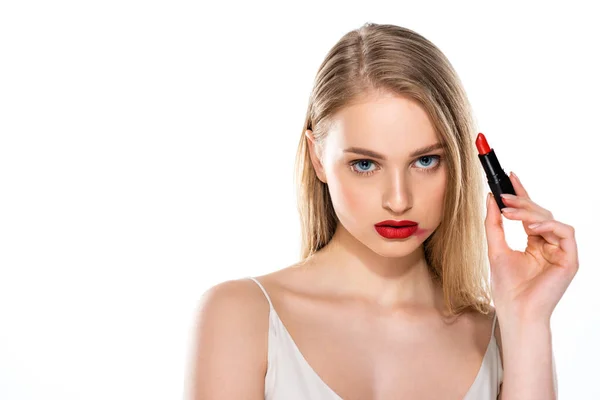 Jolie jeune femme barbouillé rouge à lèvres isolé sur blanc — Photo de stock