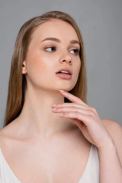 Jolie jeune femme avec maquillage et bouche ouverte isolée sur gris — Photo de stock