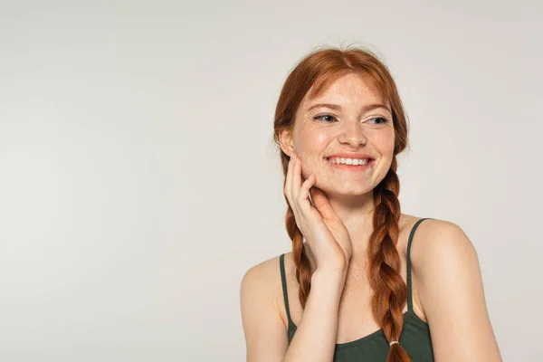 Lächelnde Sportlerin mit Sommersprossen vereinzelt auf grau — Stockfoto