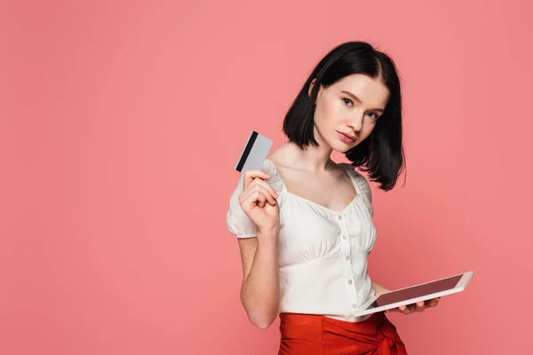 Frau mit Vitiligo hält digitales Tablet und Kreditkarte isoliert auf rosa — Stockfoto
