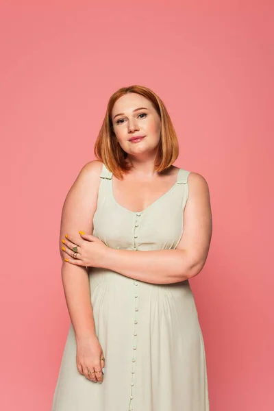 Hübsche Plus-Size-Frau schaut vereinzelt auf rosa Kamera — Stockfoto