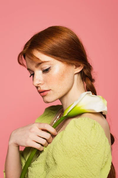 Young freckled woman holding calla lily isolated on pink — Stock Photo