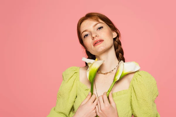 Hübsche sommersprossige Frau mit Blumen auf rosa — Stockfoto