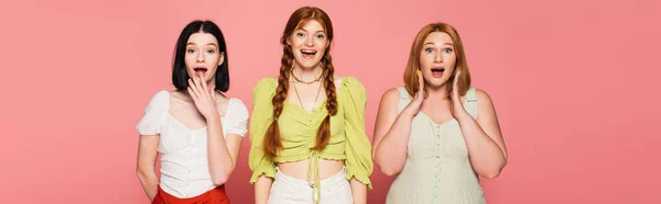 Amazed body positive friends looking at camera isolated on pink, banner — Stock Photo