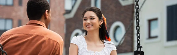 Vue arrière de l'homme afro-américain près souriant asiatique femme, bannière — Photo de stock