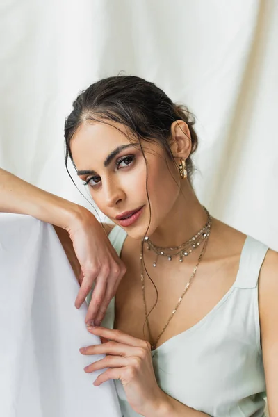 Брюнетка жінка дивиться на камеру на білому — Stock Photo