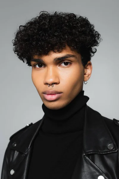 Porträt eines jungen afrikanisch-amerikanischen Mannes mit Piercing und stylischem Haarschnitt isoliert auf grau — Stockfoto