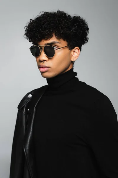 Stylish african american man in black turtleneck and dark sunglasses isolated on grey - foto de stock