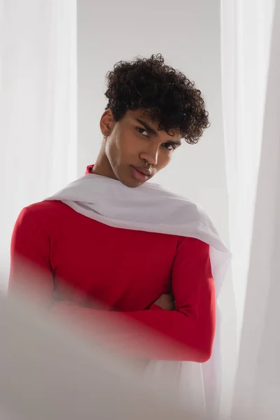 Stylish african american man standing with crossed arms in white chiffon cloth — Photo de stock