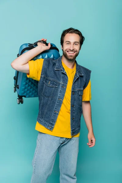 Веселий туристичний багаж ізольований на синьому — стокове фото