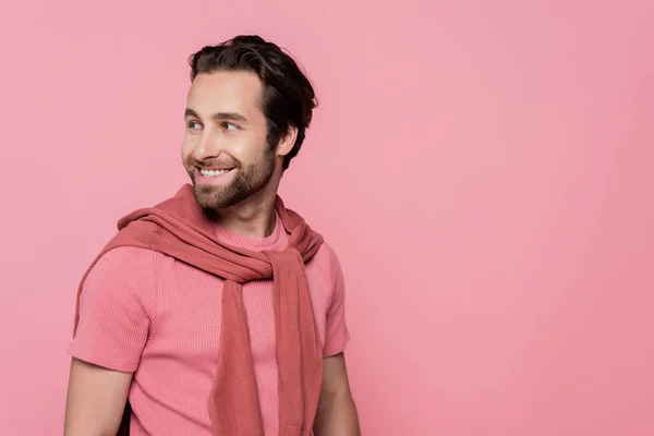 Веселий чоловік у футболці дивиться ізольовано на рожевому — стокове фото