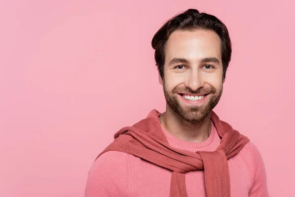 Ritratto di giovane uomo che sorride alla macchina fotografica isolato su rosa — Foto stock