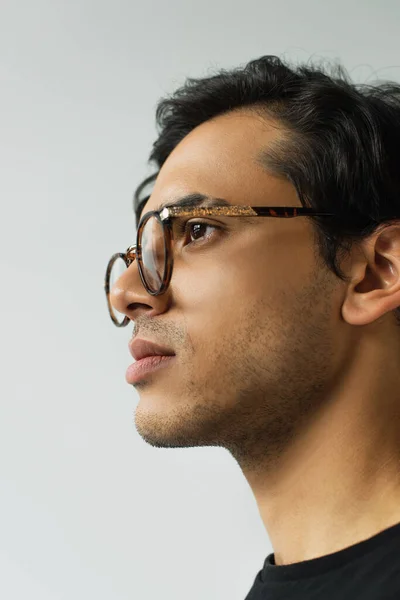 Porträt eines trendigen Mannes mit Brille, der isoliert von Grau wegschaut — Stockfoto