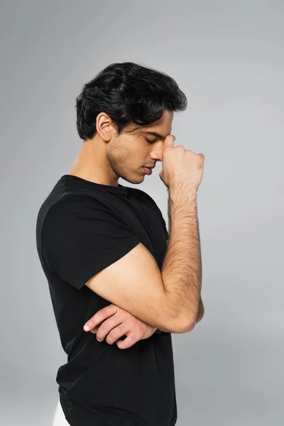 Retrato del hombre pensativo con los ojos cerrados aislados en gris - foto de stock