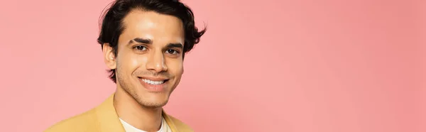 Jovem feliz sorrindo isolado em rosa, banner — Fotografia de Stock