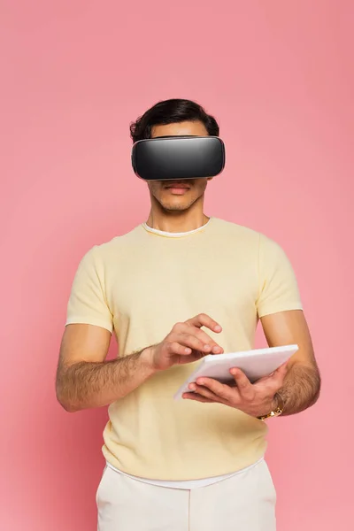 Mann in vr-Headset mit digitalem Tablet isoliert auf rosa — Stockfoto
