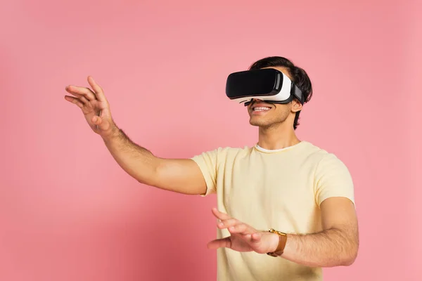 Homme gai dans vr casque geste sur rose — Photo de stock