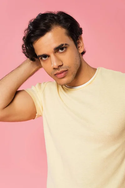 Jovem em t-shirt posando isolado em rosa — Fotografia de Stock