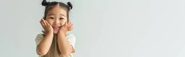 Feliz asiático criança menina sorrindo isolado no cinza, banner — Fotografia de Stock