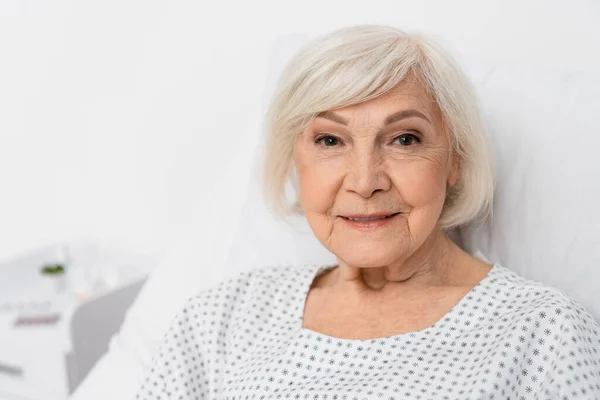 Mulher idosa sorrindo para câmera na enfermaria do hospital — Fotografia de Stock