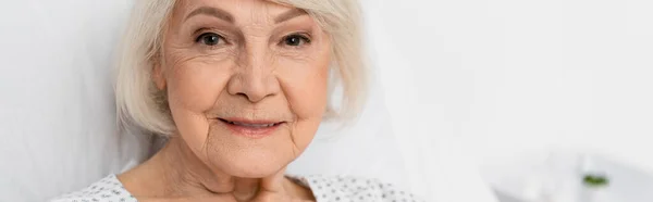 Seniorin lächelt auf Krankenhausstation in die Kamera, Transparent — Stockfoto