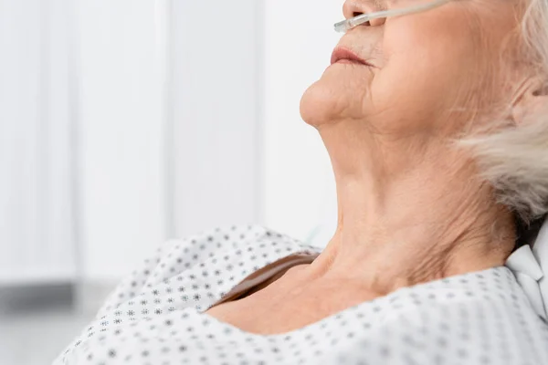 Cropped view of senior patient with nasal cannula in hospital ward — Stock Photo