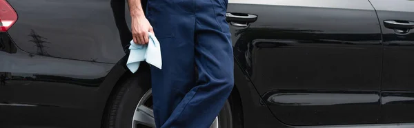Vue recadrée du chiffon de tenue mécanique près de l'auto propre à l'extérieur, bannière — Photo de stock