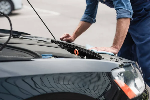 Cropped view of mechanic with rag cleaning car outdoors — Stock Photo