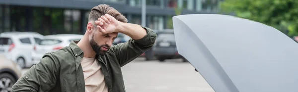 Verärgerter Fahrer steht neben Motorhaube im Freien, Banner — Stockfoto