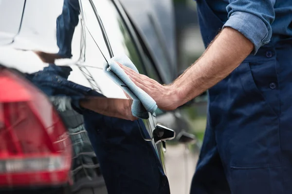 Cropped view of mechanic with rag waxing car — Stock Photo