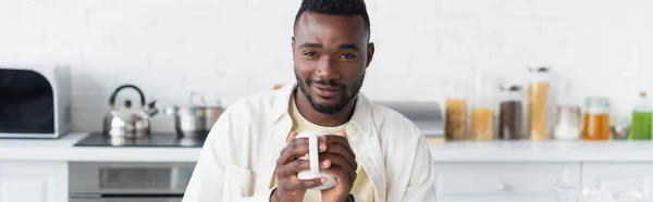 Feliz homem americano africano segurando xícara de café, banner — Fotografia de Stock