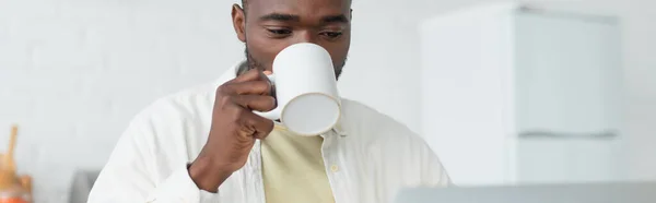 Junger afrikanisch-amerikanischer Mann trinkt Kaffee aus Becher, Banner — Stockfoto