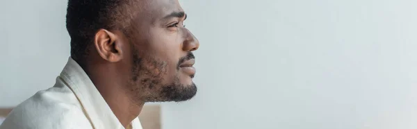 Vue de côté de jeune homme afro-américain coûteux regardant loin, bannière — Photo de stock