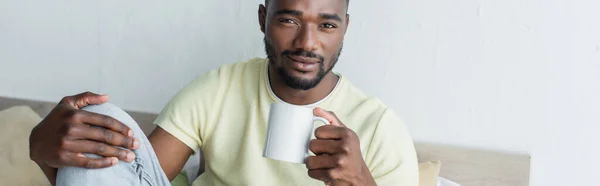 Uomo afroamericano che tiene la tazza con il caffè, striscione — Foto stock