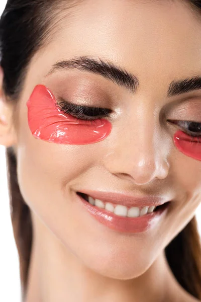 Primer plano de la joven feliz con parches oculares aislados en blanco - foto de stock