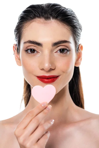 Donna allegra con labbra rosse in possesso di spugna di bellezza a forma di cuore isolato su bianco — Foto stock