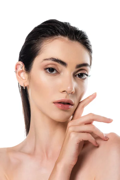 Bonita jovem mulher posando e olhando para câmera isolada no branco — Fotografia de Stock