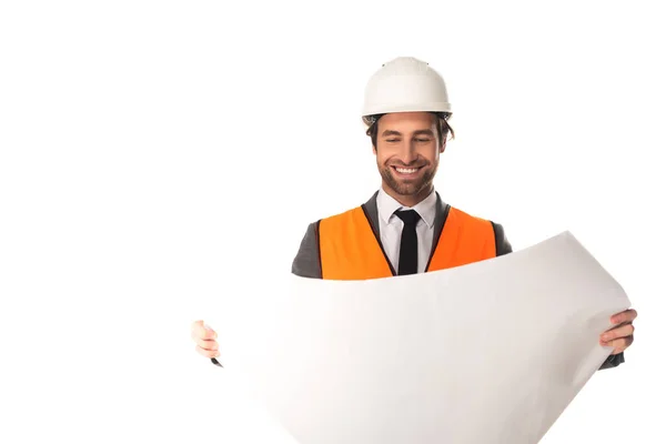 Ingeniero sonriente sosteniendo plano aislado en blanco - foto de stock