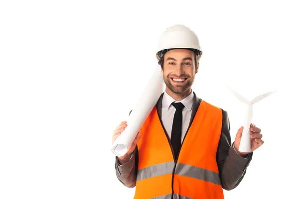 Lächelnder Ingenieur mit Blaupause und Modell einer Windkraftanlage isoliert auf weiß — Stockfoto