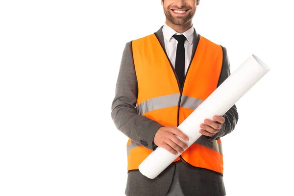 Обрезанный вид улыбающегося инженера, держащего чертеж изолированный на белом — стоковое фото