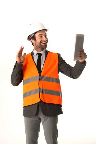 Ingénieur souriant ayant appel vidéo sur tablette numérique isolé sur blanc — Photo de stock