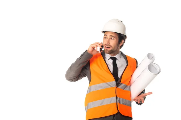 Ingeniero con planos hablando en smartphone aislado en blanco - foto de stock