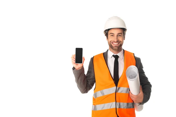Ingeniero sonriente sosteniendo teléfono inteligente y plano aislado en blanco - foto de stock