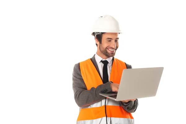 Arquiteto sorridente usando laptop isolado em branco — Fotografia de Stock