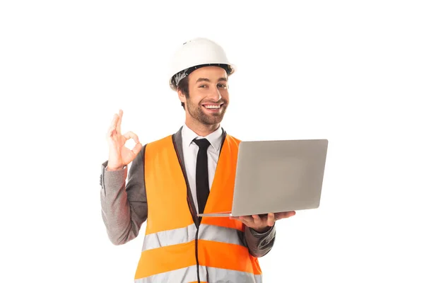 Ingegnere con computer portatile mostrando gesto ok isolato su bianco — Foto stock