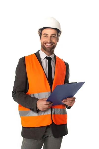 Arquitecto sonriente en chaleco de seguridad sujetando portapapeles aislado en blanco - foto de stock