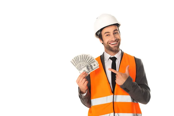 Ingeniero sonriente apuntando a dólares aislados en blanco - foto de stock