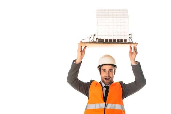 Erstaunt Ingenieur hält Modell des Gebäudes isoliert auf weiß — Stockfoto