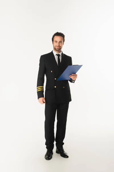 Piloto em prancheta uniforme segurando no fundo branco — Fotografia de Stock