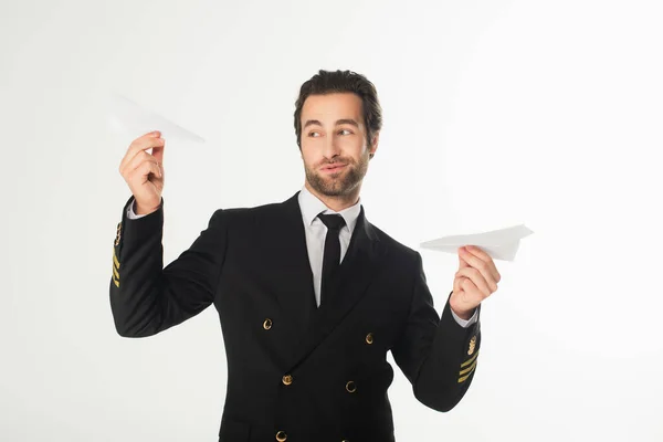 Joven piloto jugando con aviones de papel aislados en blanco - foto de stock